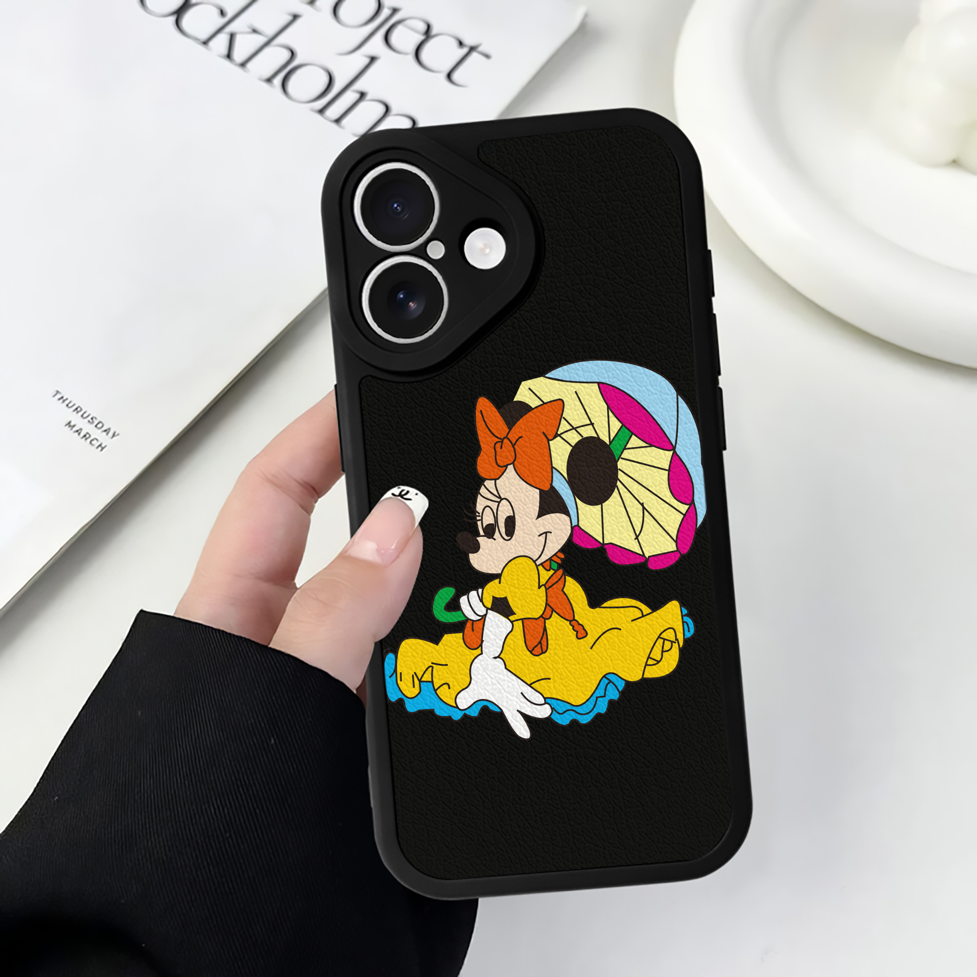 （画像用） ミッキーマウス Mickey Mouse 【iPhone 16シリーズ対応】シリコンスマホケース（レザー調） 材質：シリコン